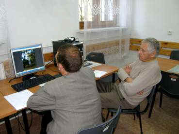Jan Truś i Jan Burek podczas oglądania prac konkursowych.