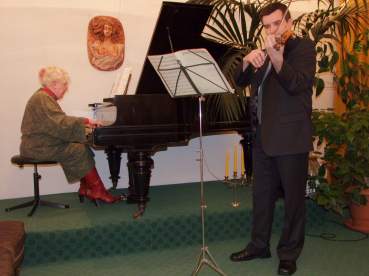 Na skrzypach gra Tomasz Cudejko, akopaniowaa Wanda Wtorska.