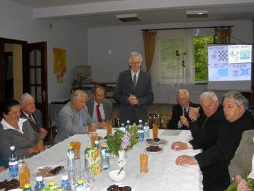 Prezes Zarzdu Jan Burek podczas witania uczestnikw zebrania.