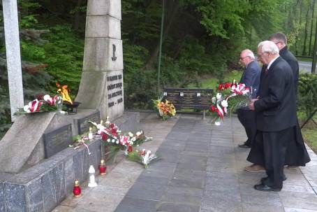 Uroczysto przed Pomnikiem Ofiar II Wojny wiatowej w egocinie - 09.05.2016 r.