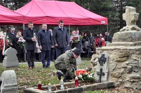 Uroczystość patriotyczna na odnowionym cmentarzu 357 w Kamionce Małej.