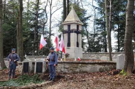 Uroczystość patriotyczna na cmentarzu 308 w Muchówce.
