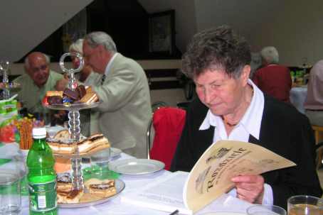 28.05.2005 r. Rozdziele - Zofia Blajda ogląda reprint książki "Rozdziele.1935"