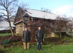 Przed domem Stanisława Janiczka.